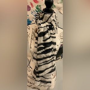 LARGE BLACK AND WHITE ZEBRA TYPE SCARF
